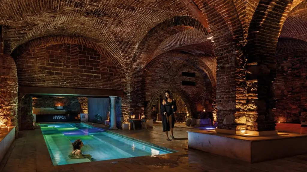 Caldarium, tepidarium e frigidarium nos banhos romanos com inspiração de spa em Évora