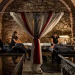 Interior de las Termas Romanas del Balneario In Acqua Veritas con un ambiente acogedor y una iluminación suave en Évora, Portugal.