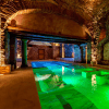 Detalhes em pedra e arquitetura clássica dos banhos romanos do In Acqua Veritas, envoltos num ambiente sofisticado.